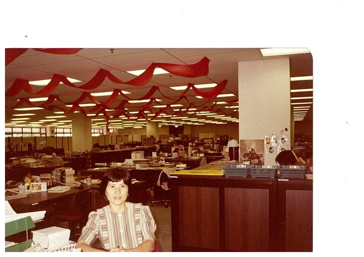 1985年9月16日，《联合早报》迁入仁定巷82号报业中心，林春兰在编辑部留影。（林春兰提供）