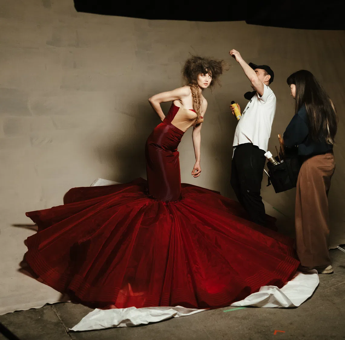 此次拍摄从妆造到发型，每个细节都经过仔细设计推敲。（主办方提供）