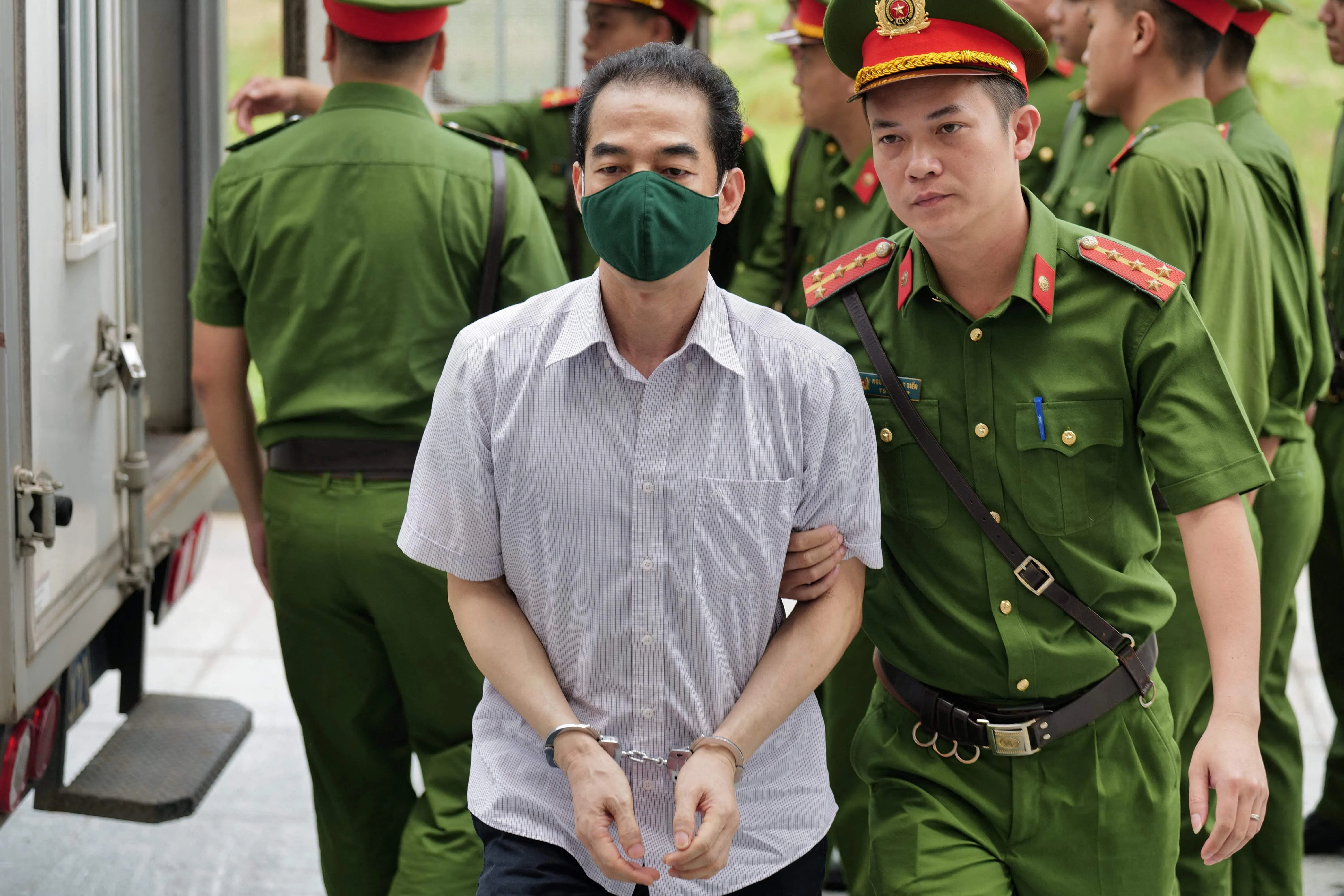 7月28日，越南前外交部副部长杜英勇被带至法院接受审判。（法新社）