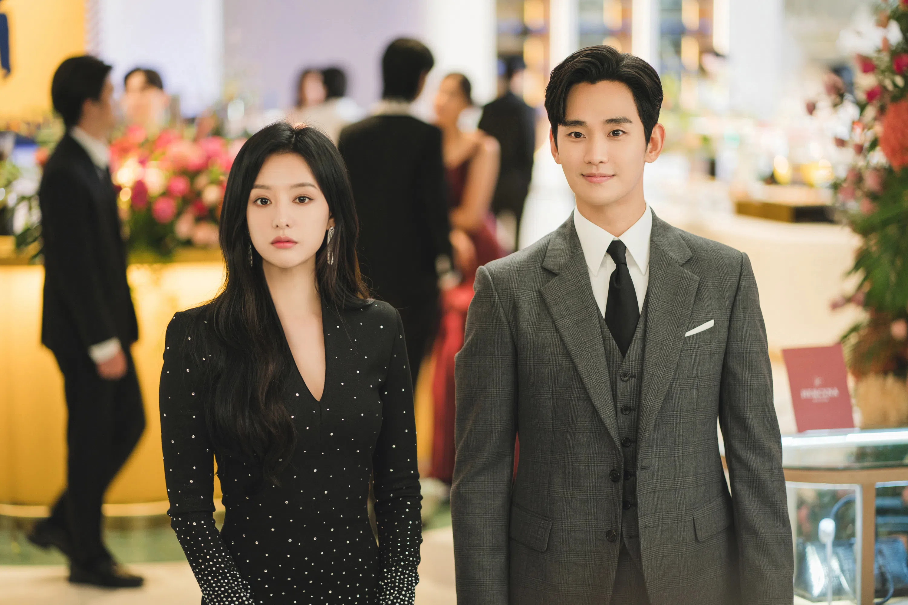 金智媛（左）和金秀贤在《泪之女王》饰演财阀夫妇。（Netflix提供）