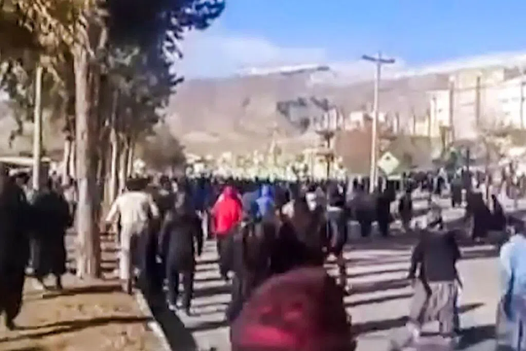 特朗普警告伊朗：若镇压抗议致死 美将予以重击