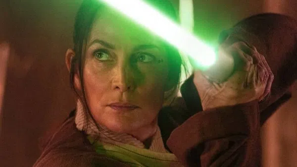 凯瑞安莫斯显露强大气场与超脱气度。（互联网）