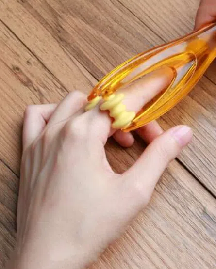 键盘族可用手指按摩器放松僵硬指节。（互联网）