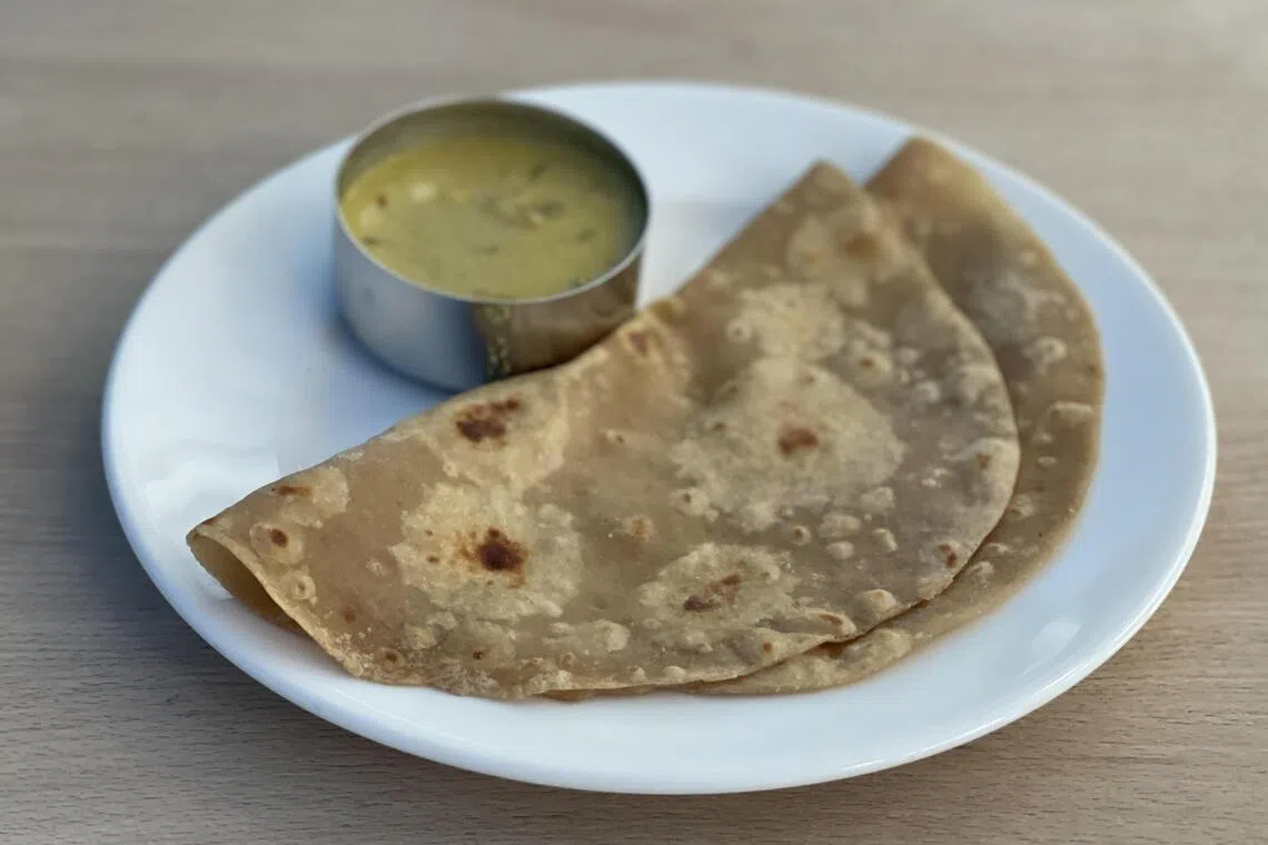 Annapoorna招牌烤麦饼，口感柔软，搭配印度炖菜酱汁风味佳。（黄靖晶摄）