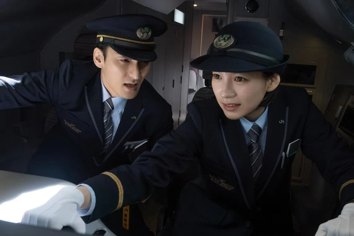 不当英雄，抛开自我，草彅刚（左）和Non在生死关头依然尽忠职守地执行“指差确认”。（Netflix提供）