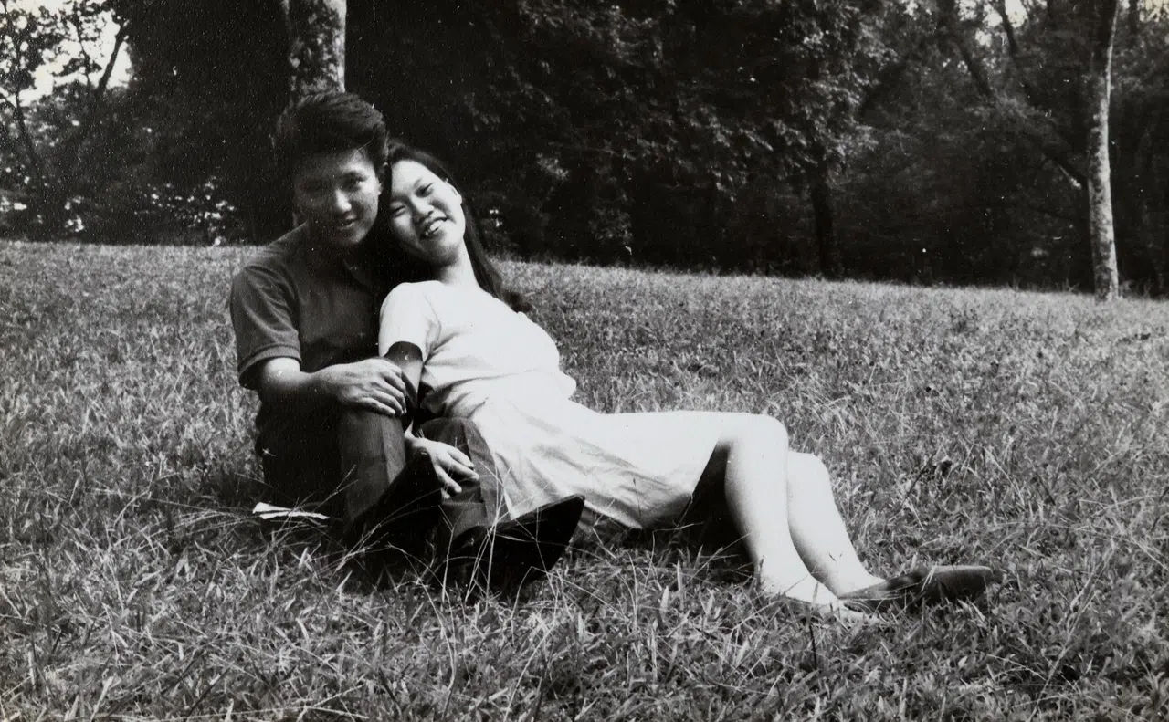 谢亚杉和宋美莲年轻时到植物园约会，享受简单的快乐。（龙国雄翻拍）