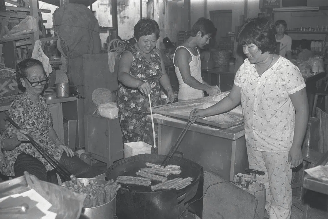 从擀面团、入锅，到阿嫲用长长的筷子把油条夹起，一门小生意可能养活一家子。（档案照）