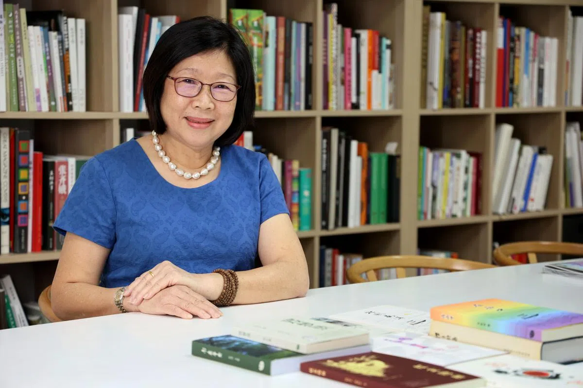 高艺创办人之一洪素梅：高艺出版的所有书籍，全由作者自费。（龙国雄摄）