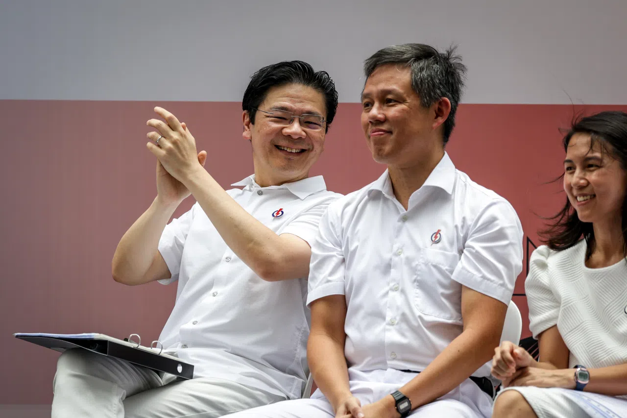 人民行动党4月28日举行本届大选的首场浮尔顿午间群众大会。黄循财总理（左）和行动党新人吴函燕（右）当天上台发表讲话，教育部长陈振声（中）则到场站台打气。（叶振忠摄）