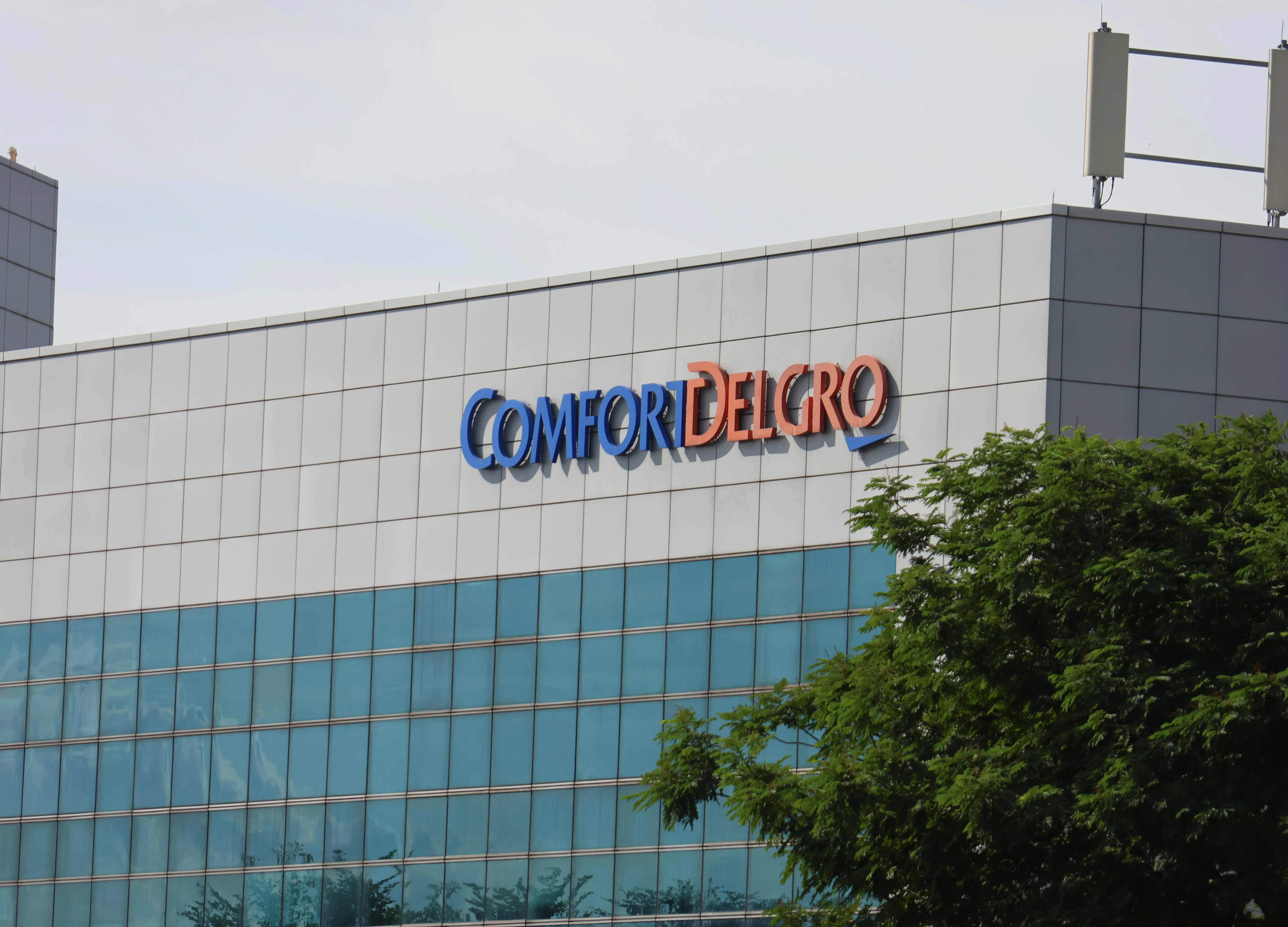 全国德士师傅协会与康福德高沟通后，康福德高同意分阶段调整旗下六家自营油站的油价，让司机有时间适应燃油成本上升。（档案照片）