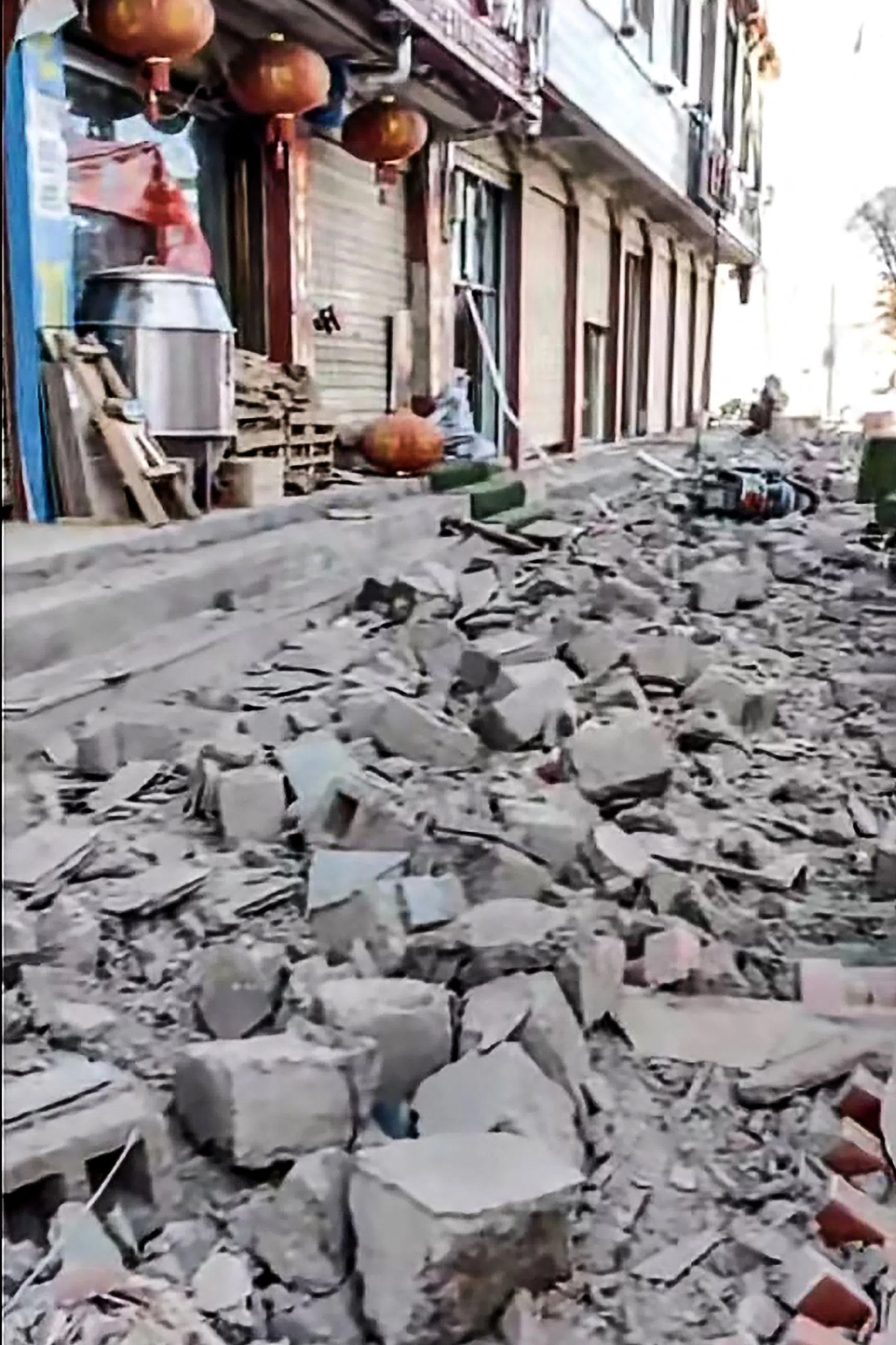 西藏日喀则市定日县星期二（1月7日）发生6.8级地震，街道上散落着建筑的残骸。（法新社）