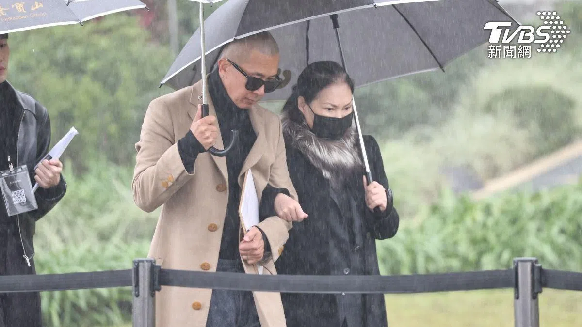 S妈（右）挽着具俊晔到场。（TVBS新闻网图）