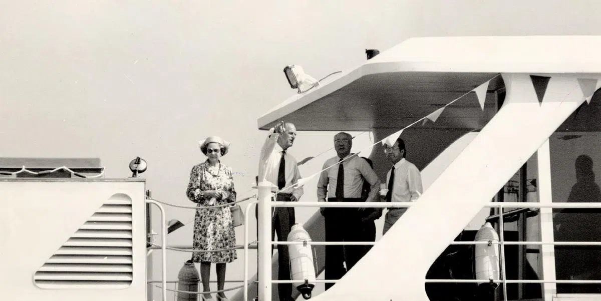 伊丽莎白女王（左起）与夫婿1989年访新期间，和新加坡港务局前主席林金山及时任新加坡港务局执行董事的吴家冲一起登船参观。(档案照）