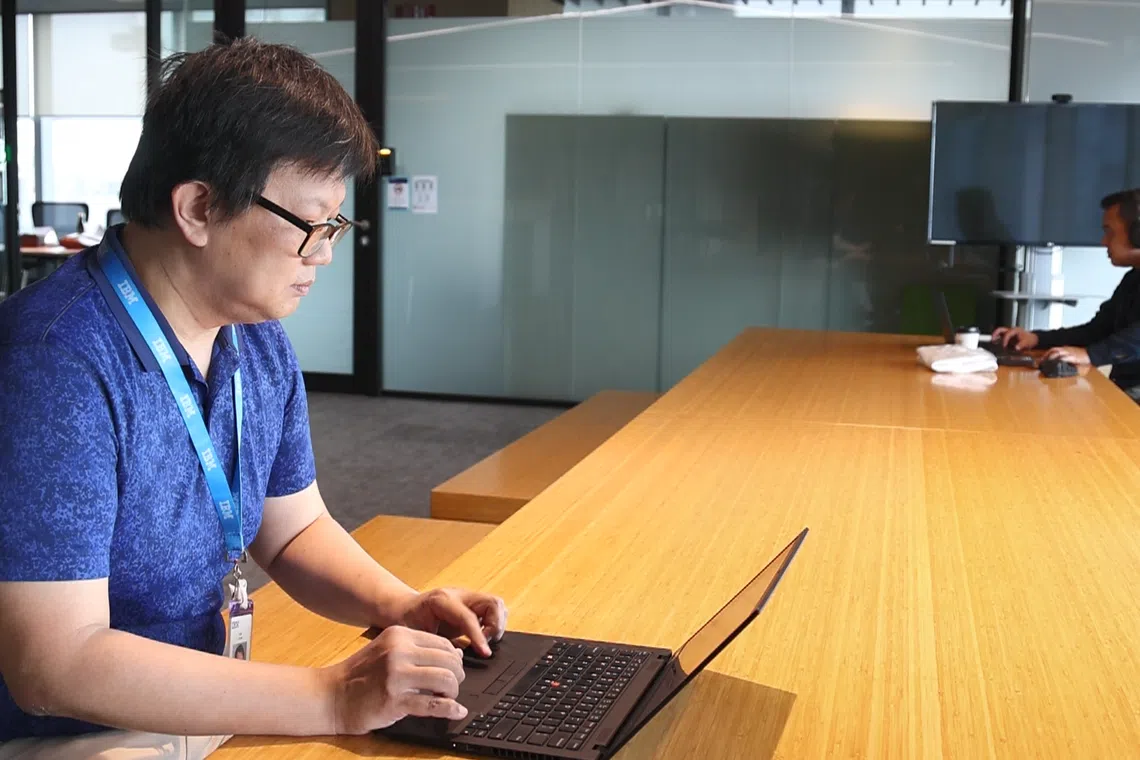 参加培训课程前，曾顺强向许多科技公司投递简历，但都杳无音信。（严宣融摄）