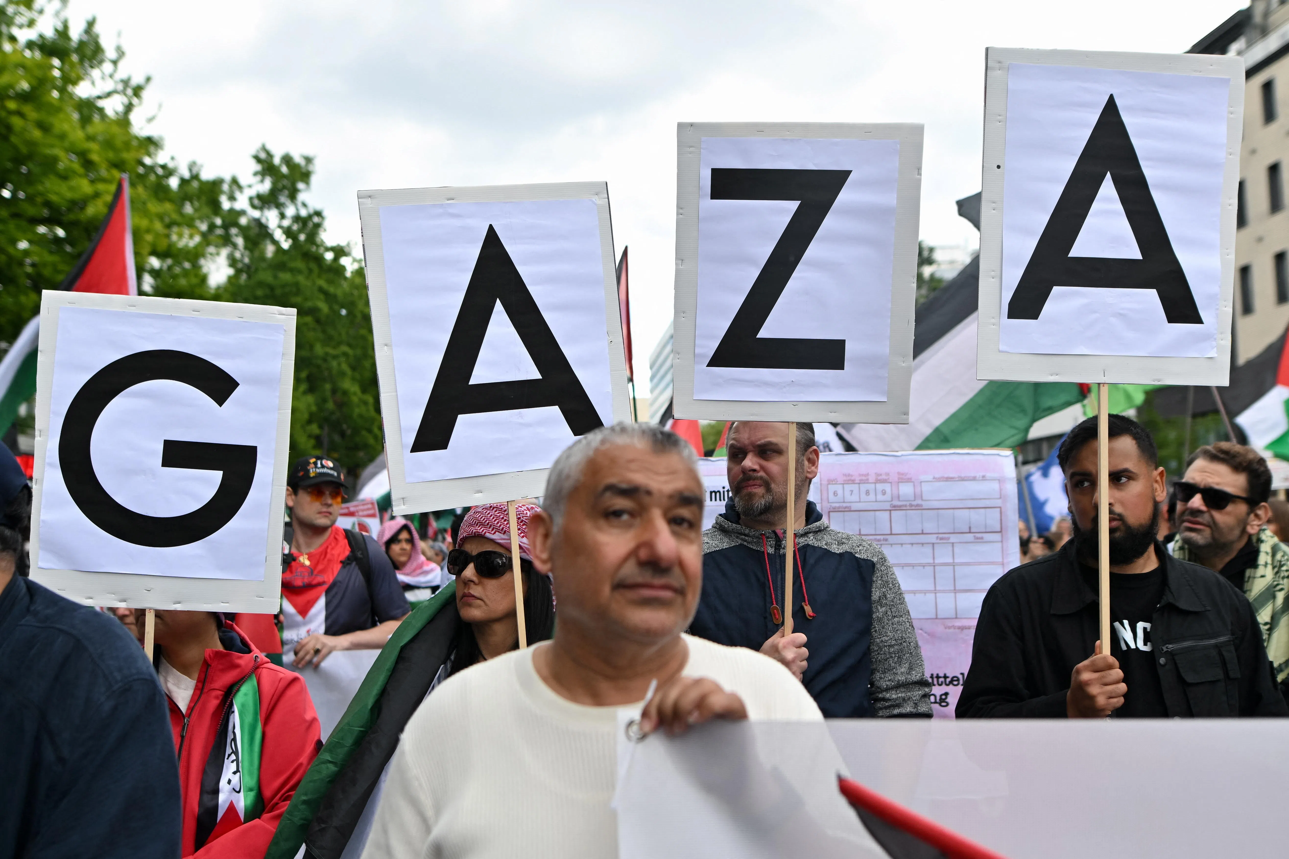 5月17日，亲巴勒斯坦的民众在德国汉堡举行抗议集会，纪念“纳克巴”（Nakba，即“灾难”）发生77周年。（路透社）