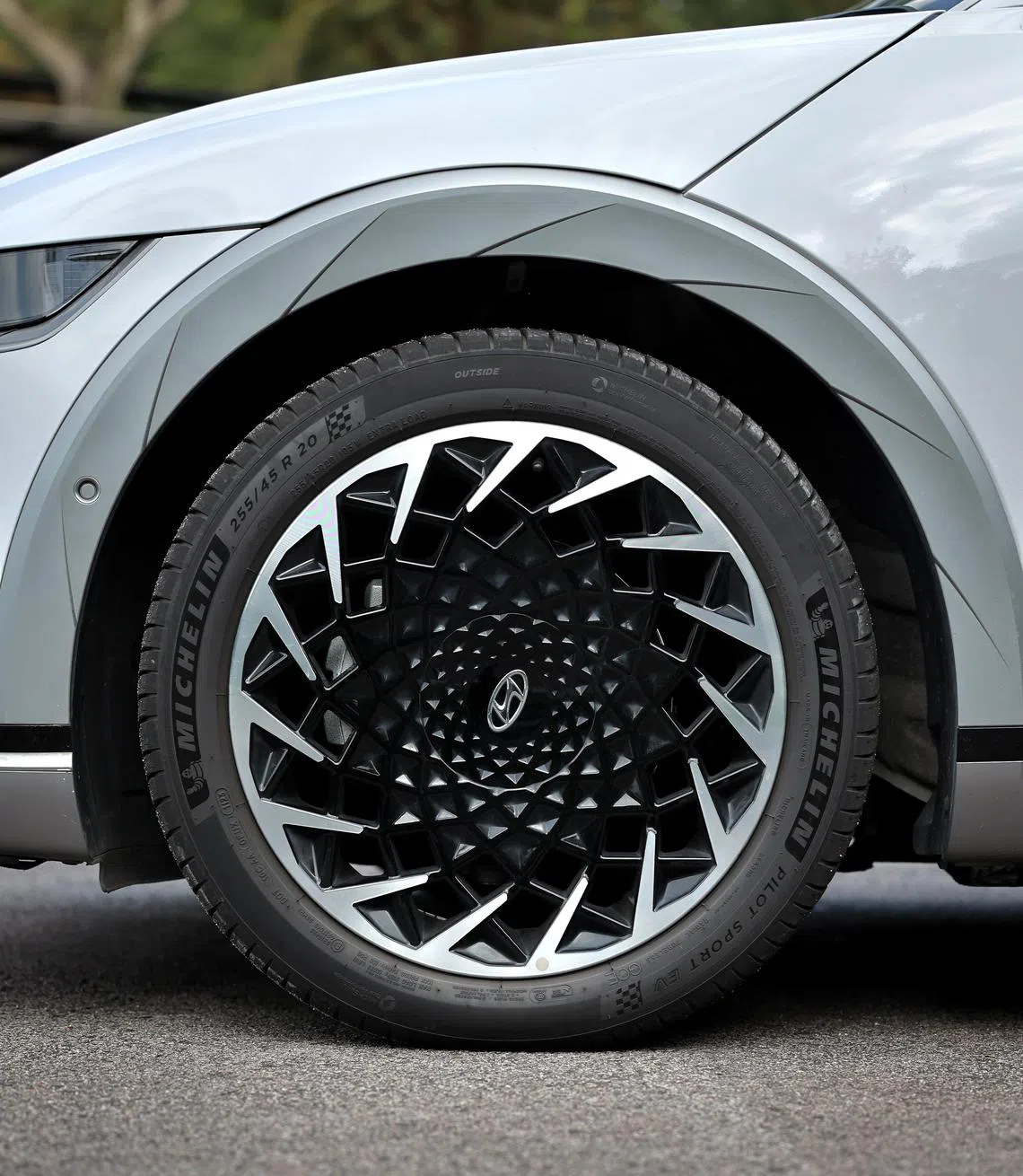 车子使用20英寸轮毂，看起来更霸气。（龙国雄摄）