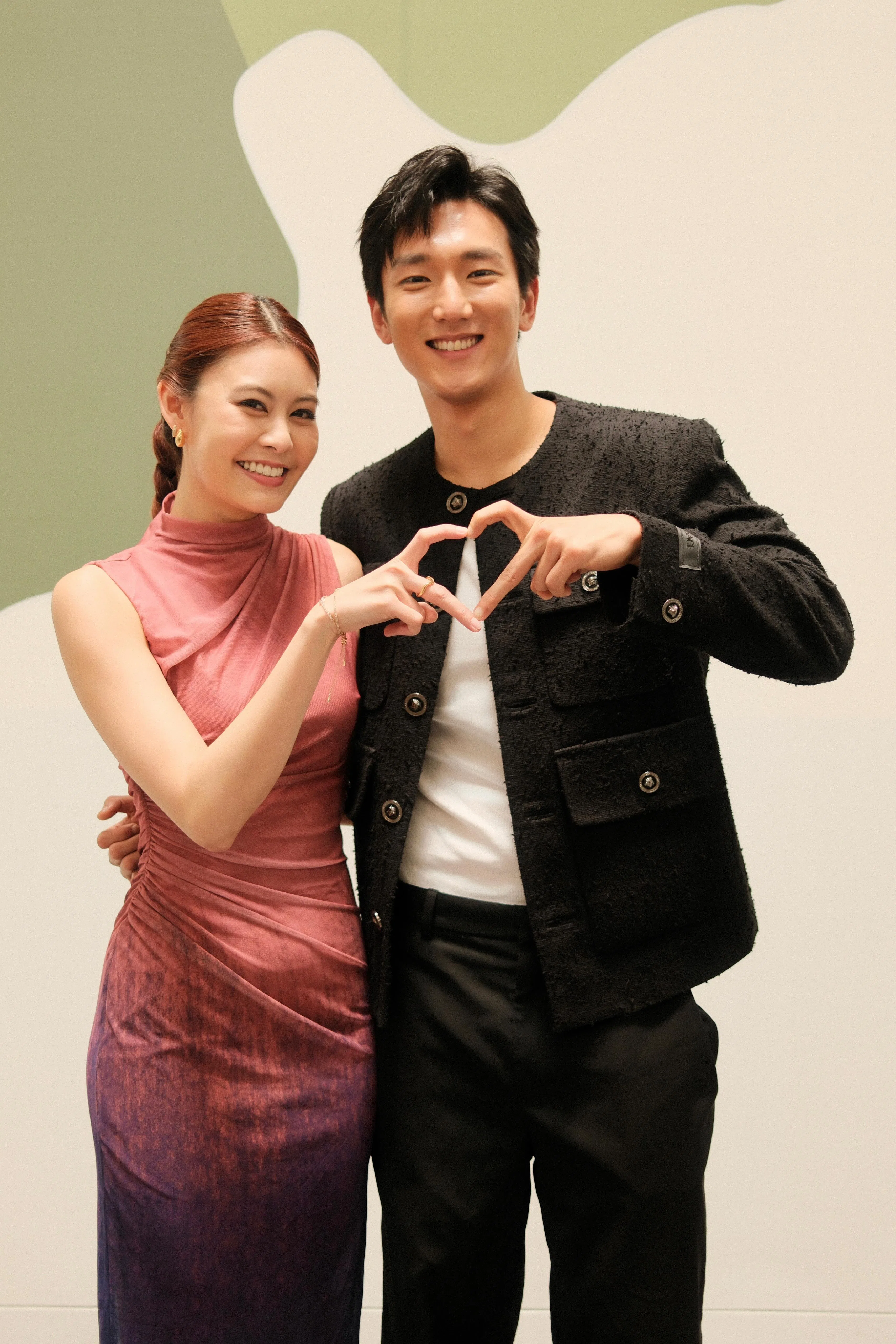 陈楚寰（左）和翟思铭在戏里共谱姐弟恋。（新传媒提供）