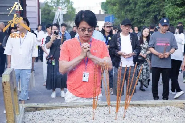 尹天照是基督徒，在开镜仪式上以祈祷代替上香。（互联网）