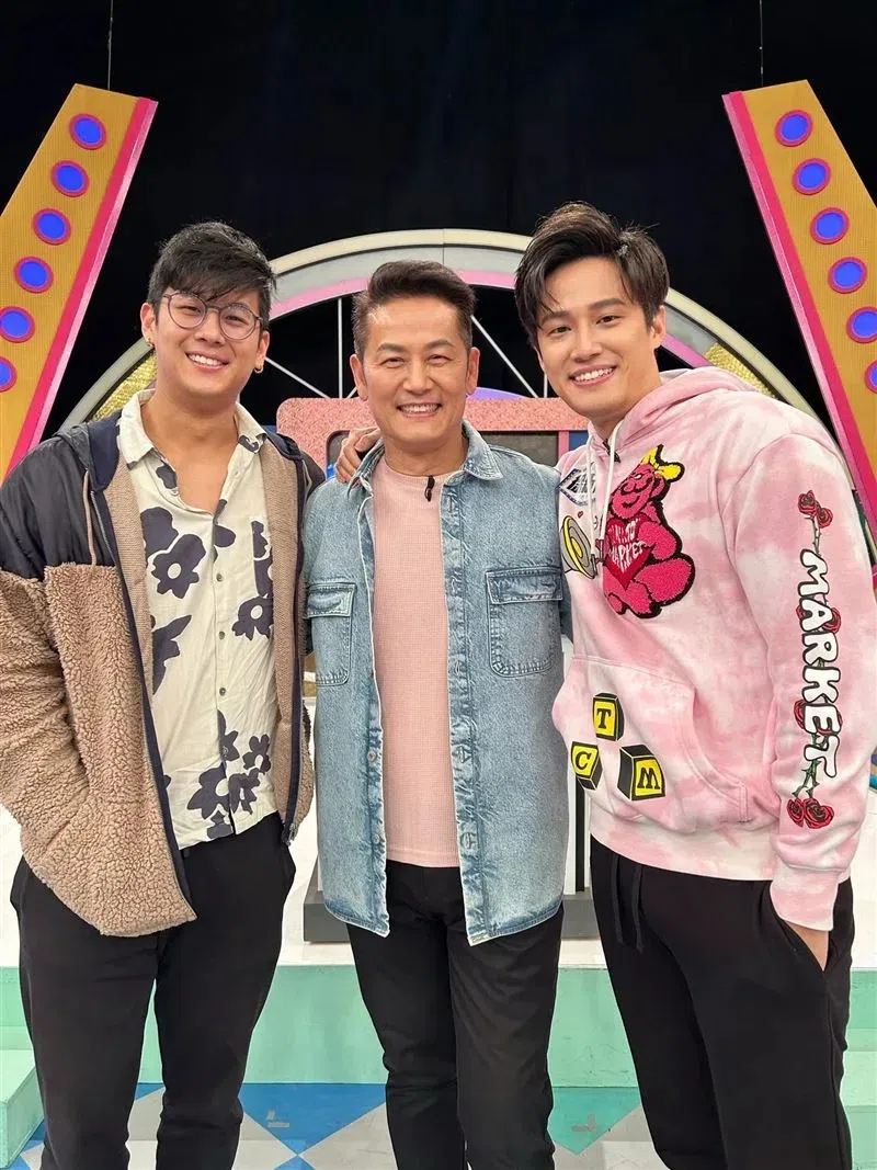 徐乃麟（中）与长子徐新洋（右）和幼子徐廷墉（左）父子情深。（互联网）