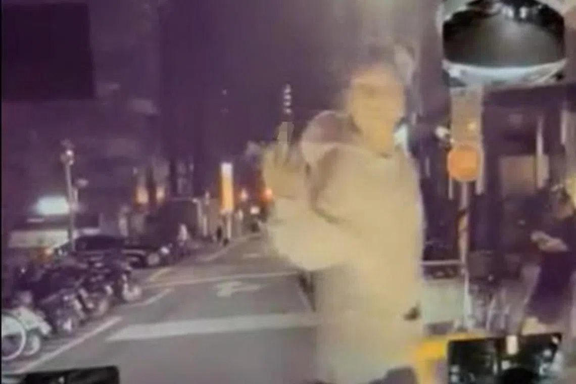 王大陆对司机比中指画面曝光。（视频截图）