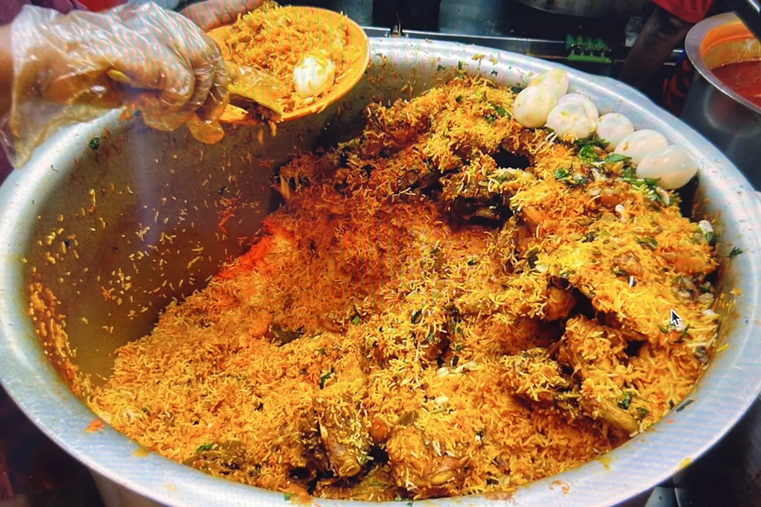 经过竹脚熟食中心的人气黄姜饭摊位（Yakader Muslim Food）时，食客很难不被经长时间焖煮的米饭香吸引。（图/新报业媒体）