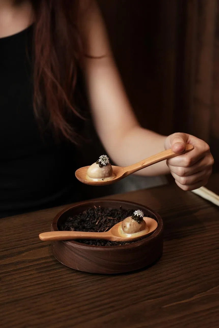 一口享用的茶叶鹌鹑蛋结合了鹌鹑蛋、皮蛋，以及鱼子酱，含淡淡茶香。（餐馆提供）