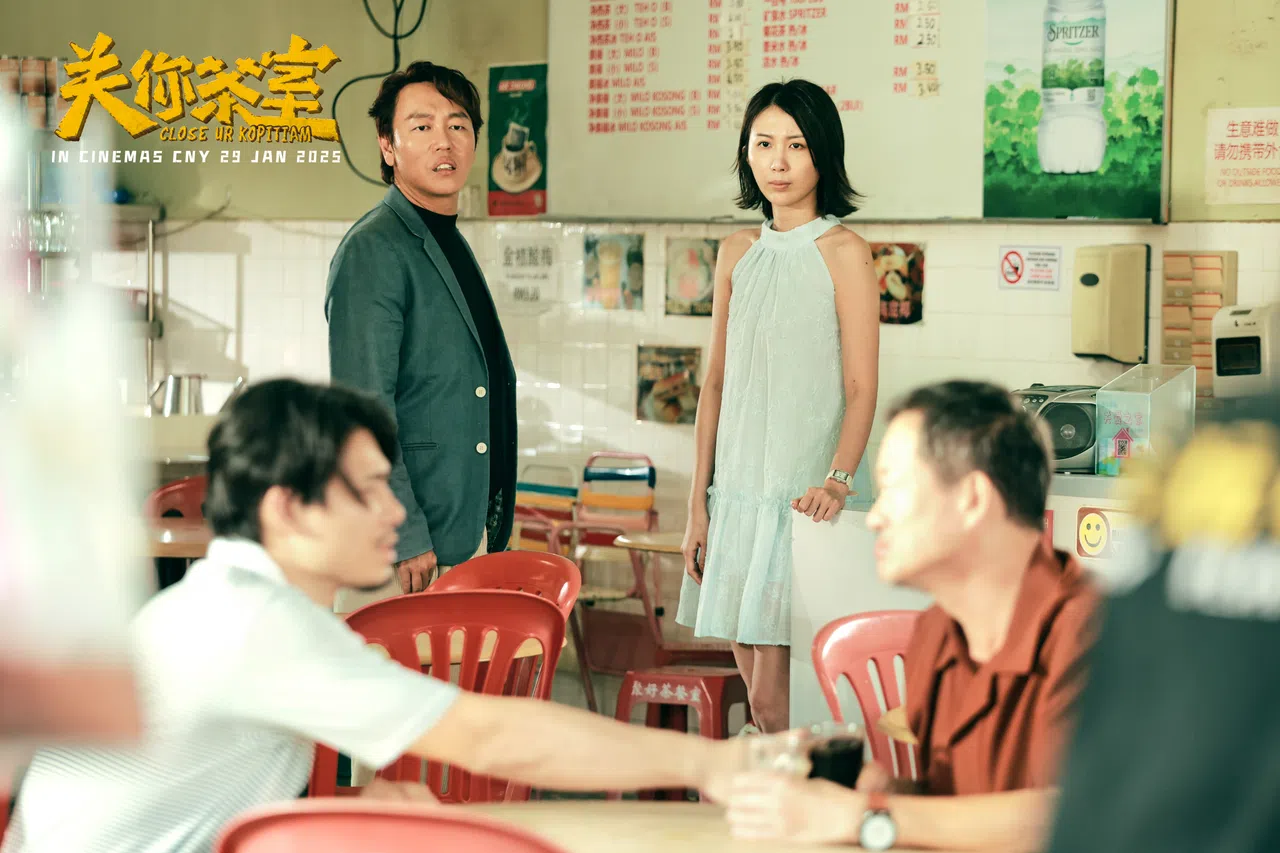 赖宇涵（后排左）在李国煌投资的马国贺岁片《关你茶室》中客串演出。（互联网）