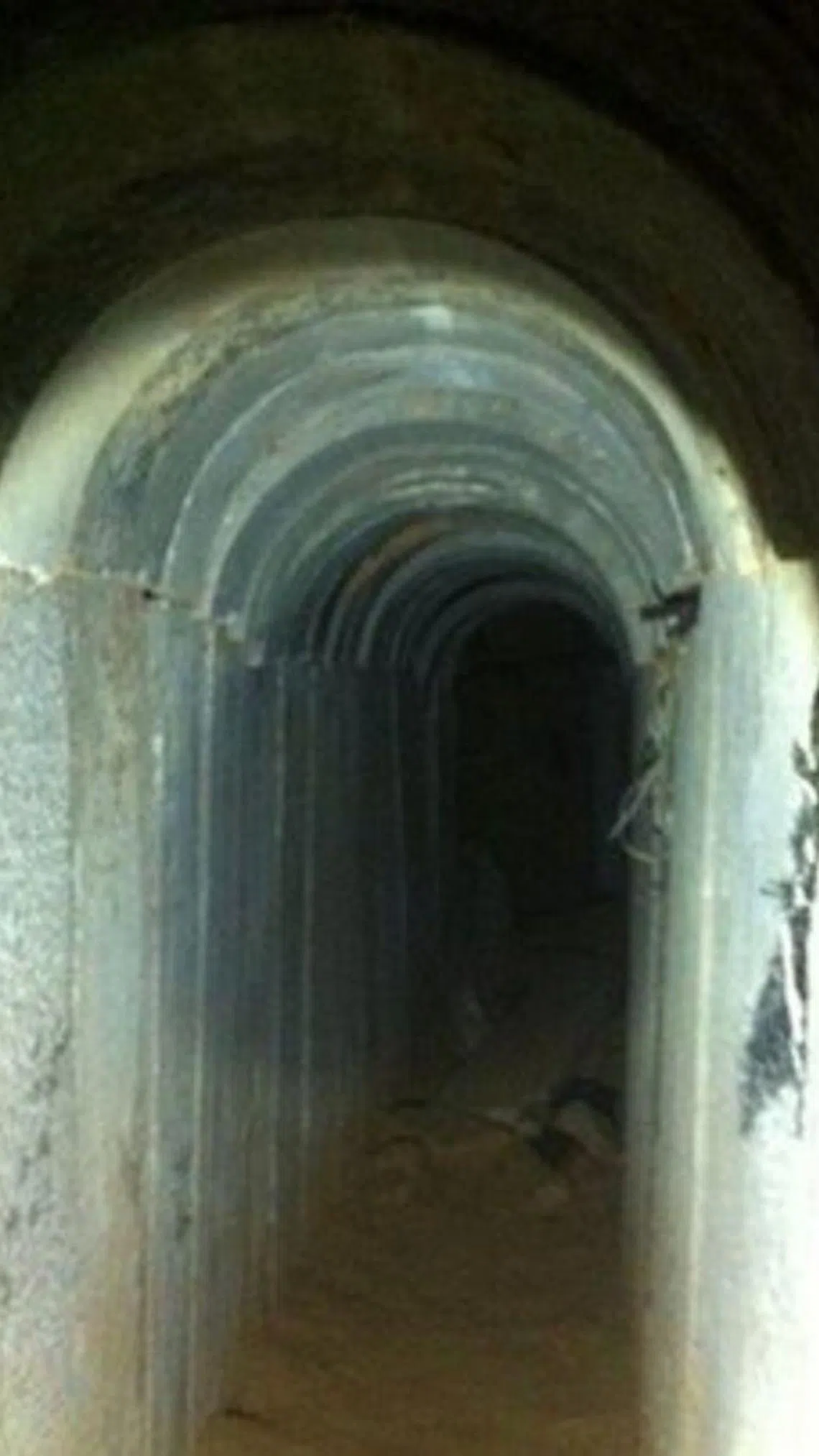 以色列军方预计，哈马斯在加沙地底深处挖通了大量秘道，以躲避敌军侦察和围剿；这是以军于2013年10月发现的其中一条地道。（以色列军方提供）