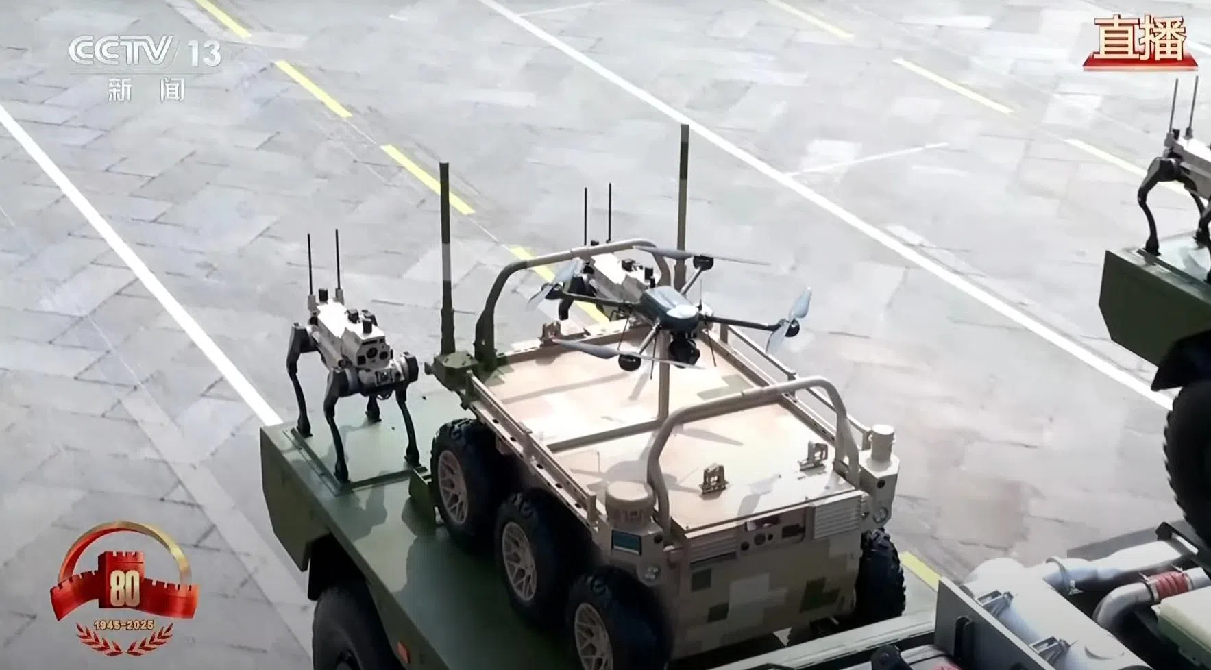 无人作战装备“机器狼”亮相今年九三阅兵的陆上无人作战方队。（央视视频截图）