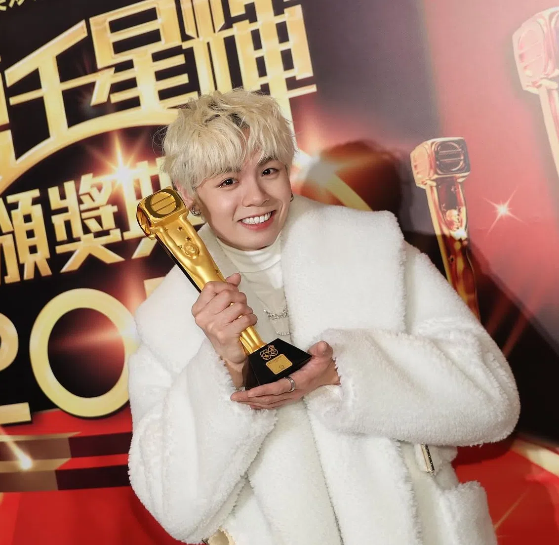 冼靖峰2024年初在无线“万千星辉颁奖典礼2023”获颁最具潜质新人。（取自艺人IG）