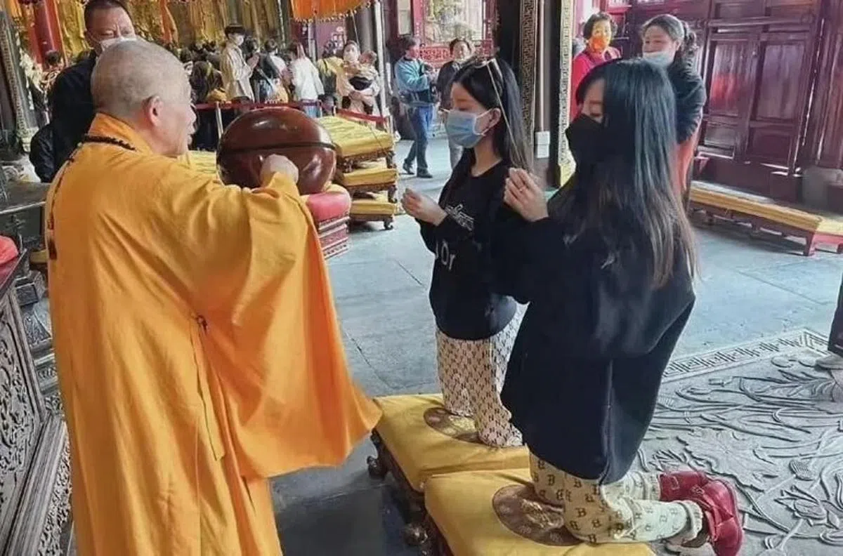 BY2姐妹七个月前曾现身普陀山拜佛，有说这所庙宇主打姻缘与求子。 （互联网）