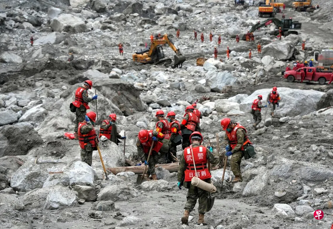中国西藏吉隆口岸8月26日发生破坏力极大的泥石流灾害，但隔天的微博热搜却被爆料女星隐私的币圈大佬孙宇晨霸占。图为中国救援人员9月2日在核心灾区开展搜救行动。 （路透社）