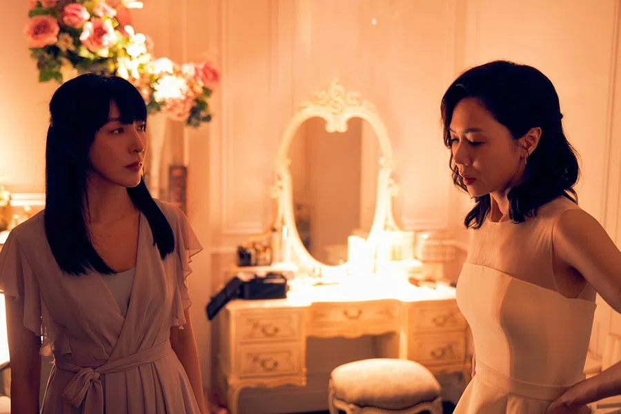 杨谨华（左）和谢盈萱在剧中因为男人而反目成仇。（互联网）