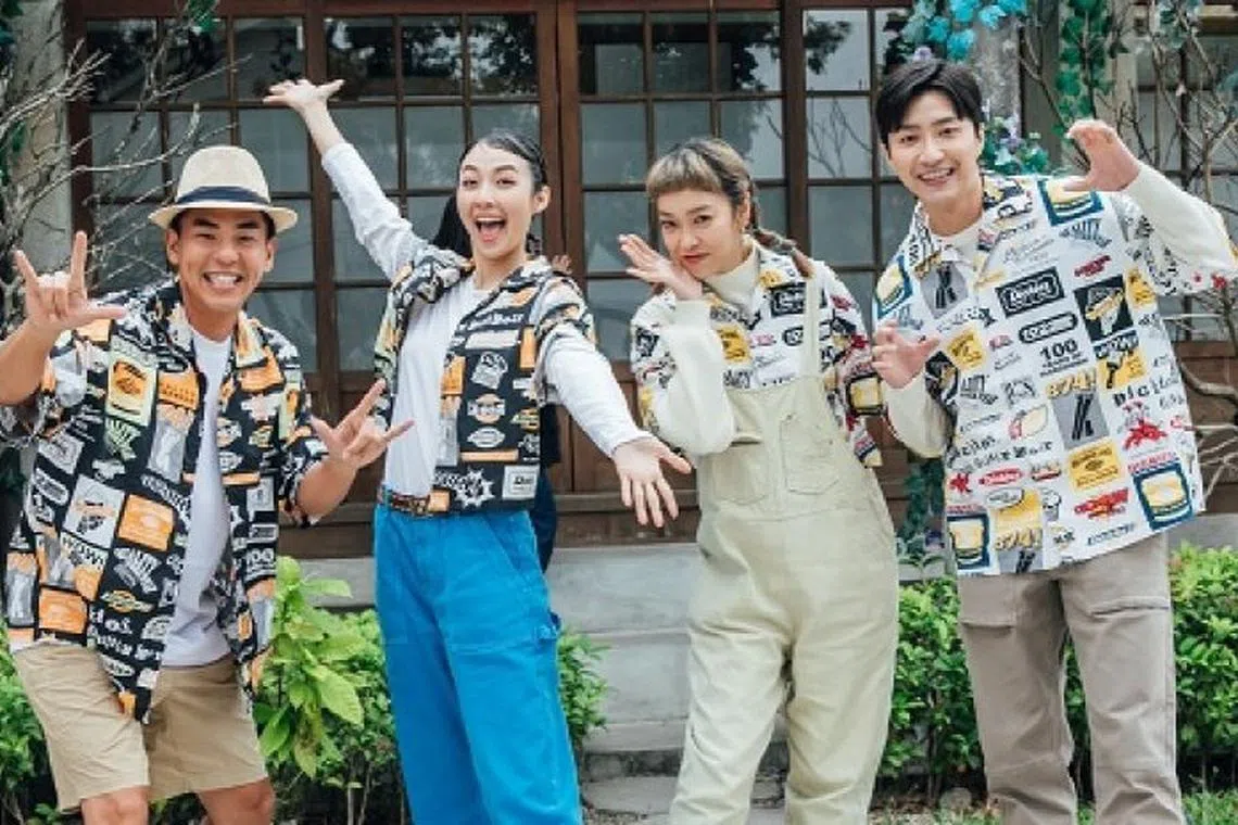 柯有伦（左起）、黄湘婷、李霈瑜和江宏杰在《可可树下的奇幻小店》一同经营奇幻小店。（客家电视与Line TV图）