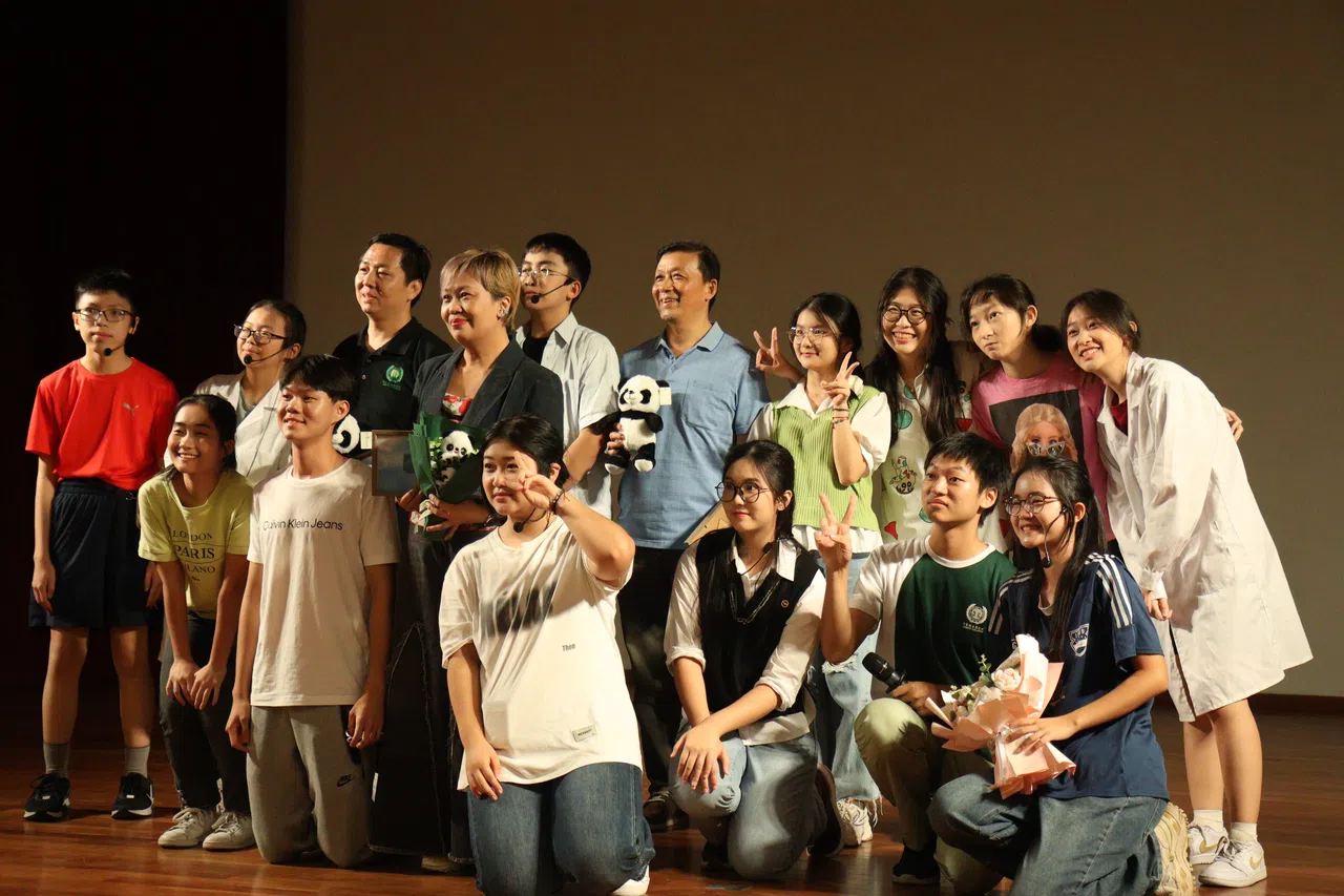 《当呼吸变成空气》演出圆满谢幕，演员们聚集拍大合照定格美好。（淡马锡初级学院提供）