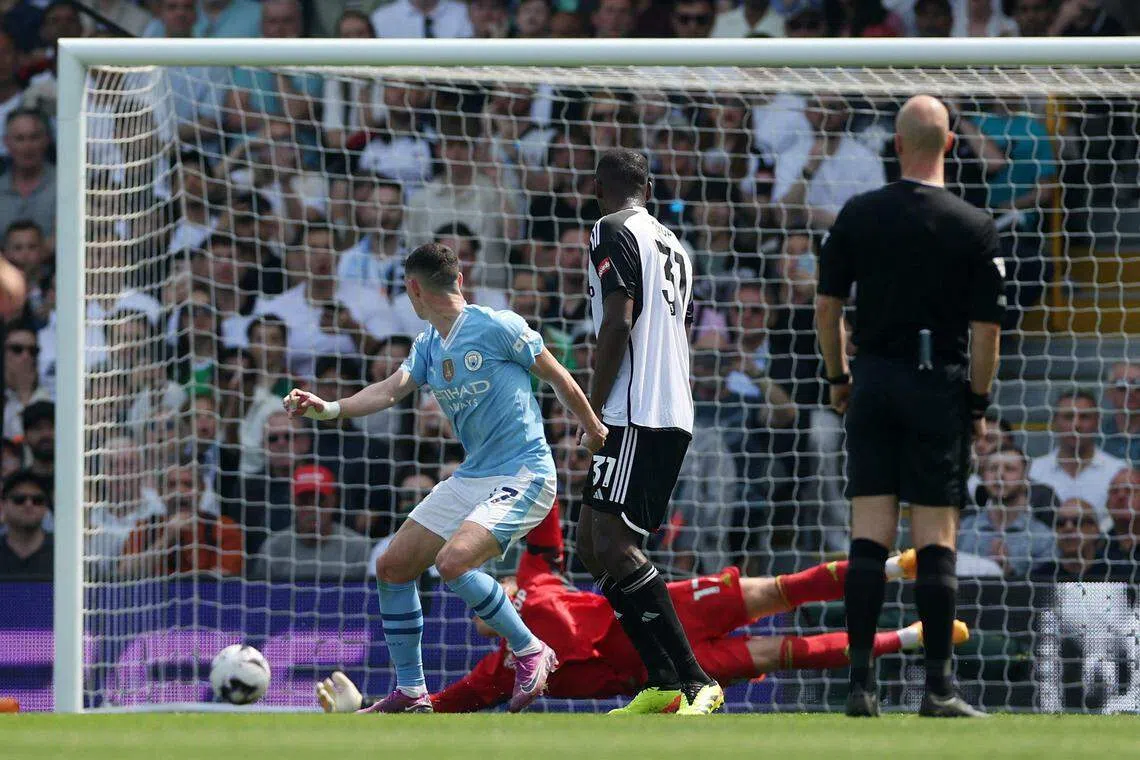 福登（左）将球送入死角，为曼市扩大领先优势。（路透社）