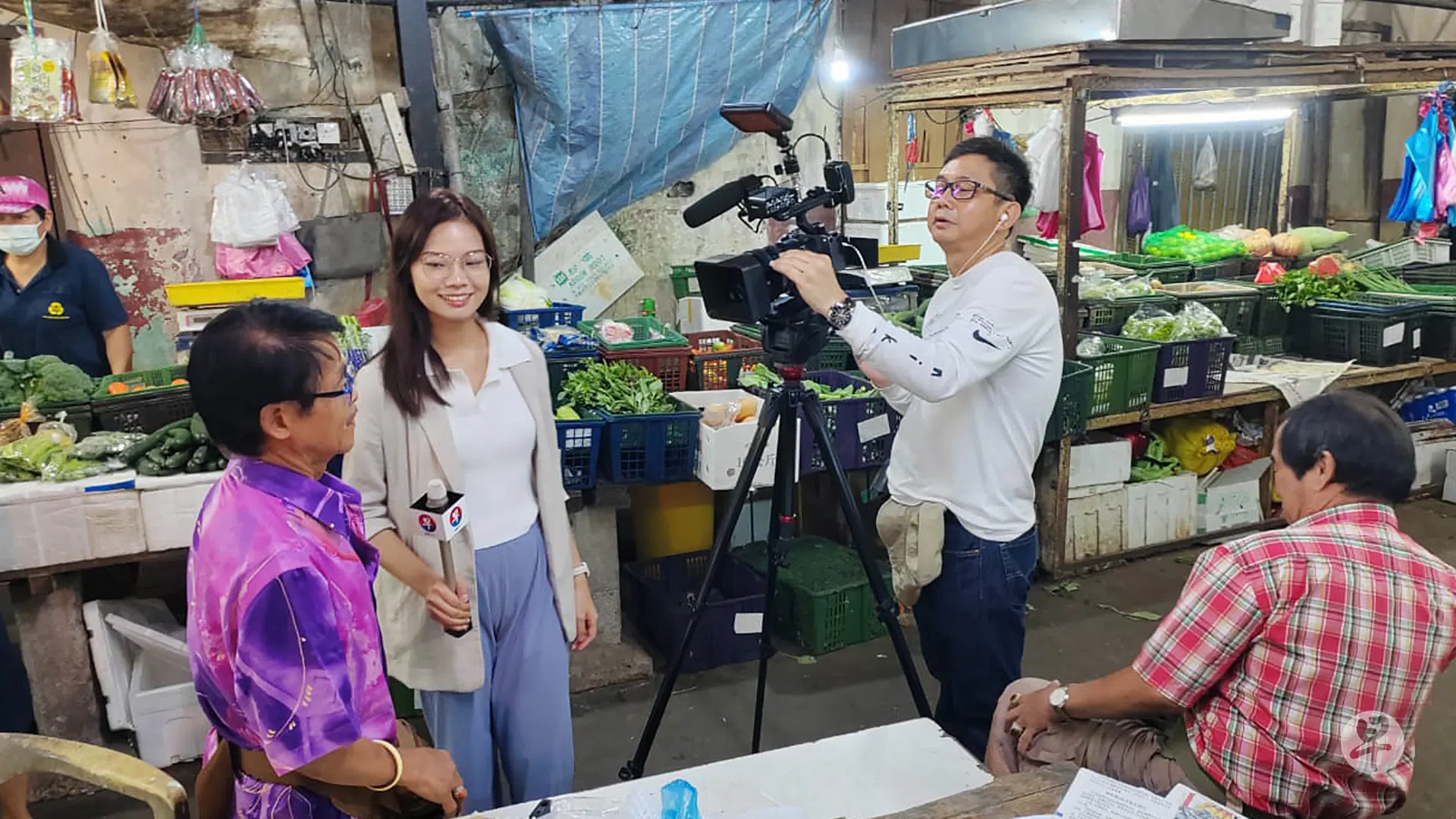 2023年6月底，马来西亚州六州选举前，《世界大解说》年轻编导陈雅恩（左二）和摄像主任林上德走进吉兰丹哥打峇鲁 (Kebun Bahru) 湿巴刹采访当地居民。（丘振益摄）