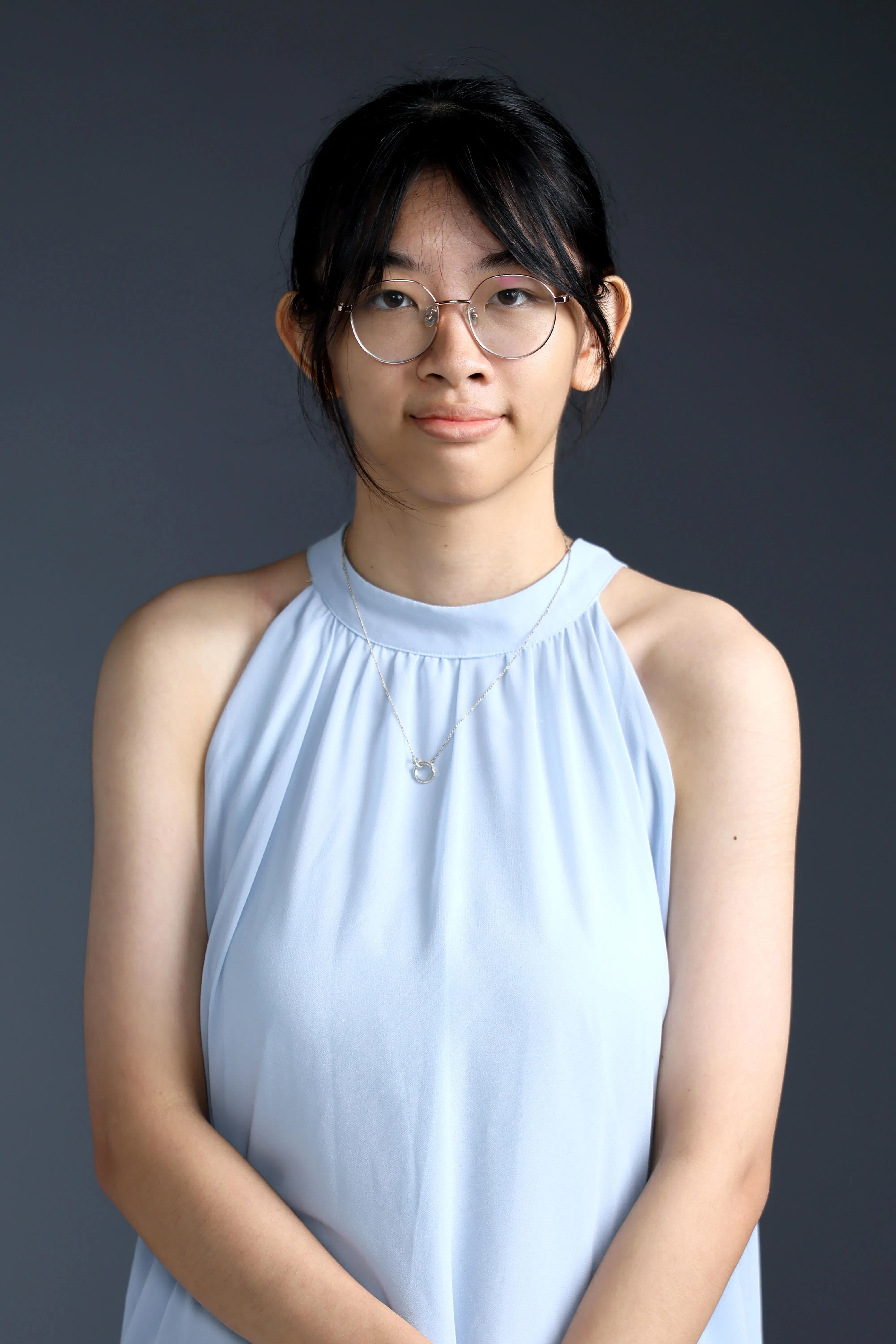 王怡静说，她常在生活的缝隙里捕捉片刻心绪，把零散的感受化成散文，用文字记录成长。（龙国雄摄）