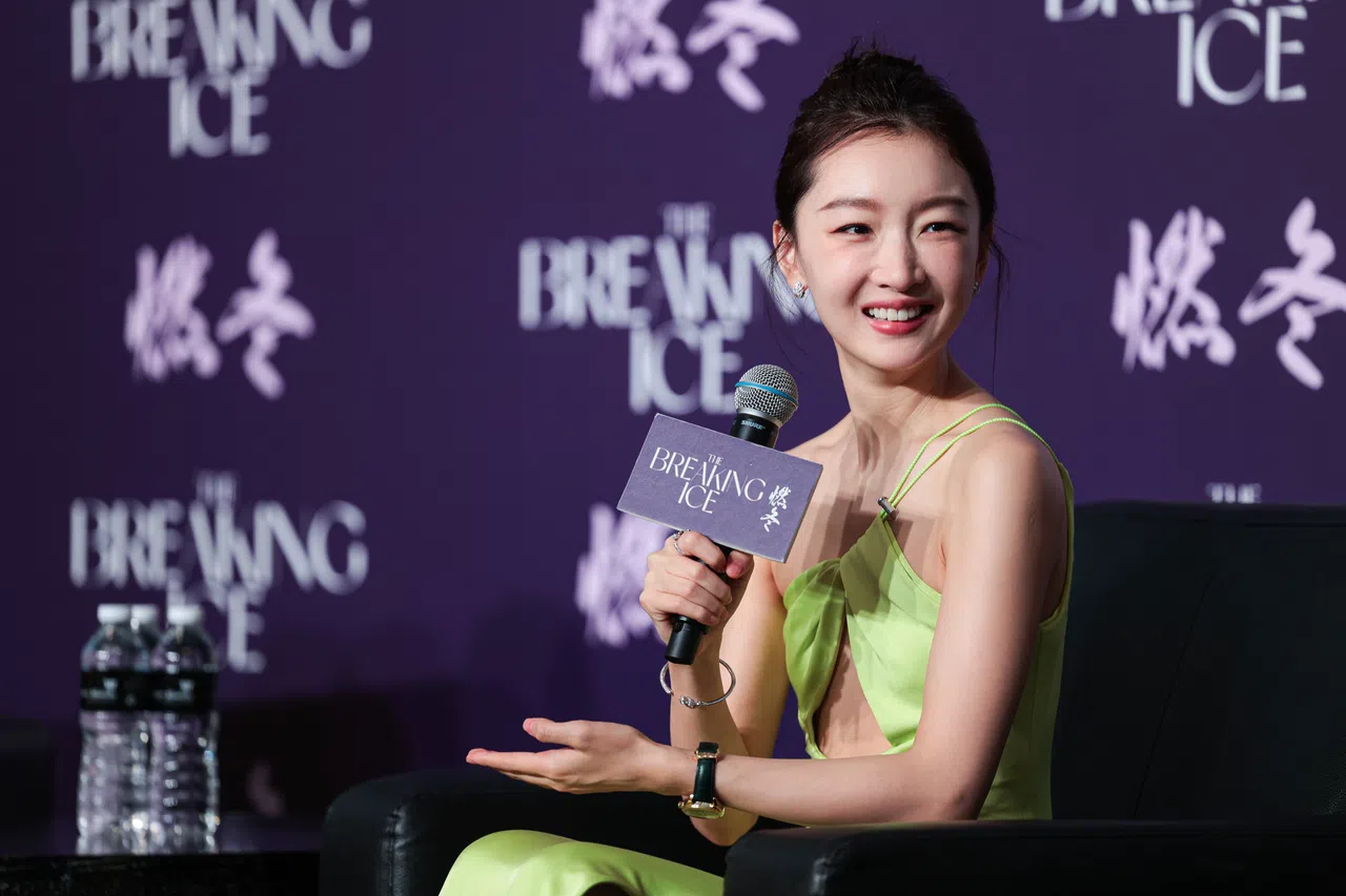 周冬雨自爆拍《燃冬》抽烟戏抽到呕吐。（李冠卫摄）