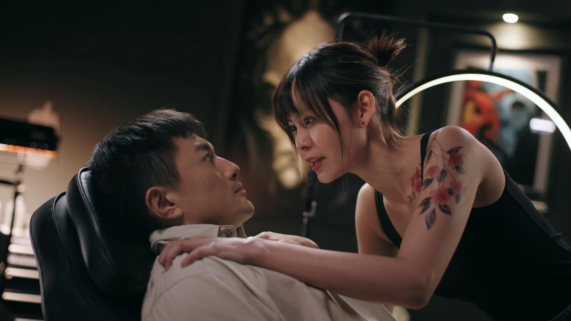 陈楚寰（右）的刺青造型抢眼，她在剧中与包勋评有感情戏。（新传媒提供）