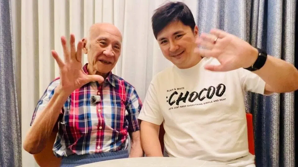 李家鼎（左）和小儿子李泳豪6月2日傍晚开直播时精神显得不错。（互联网）