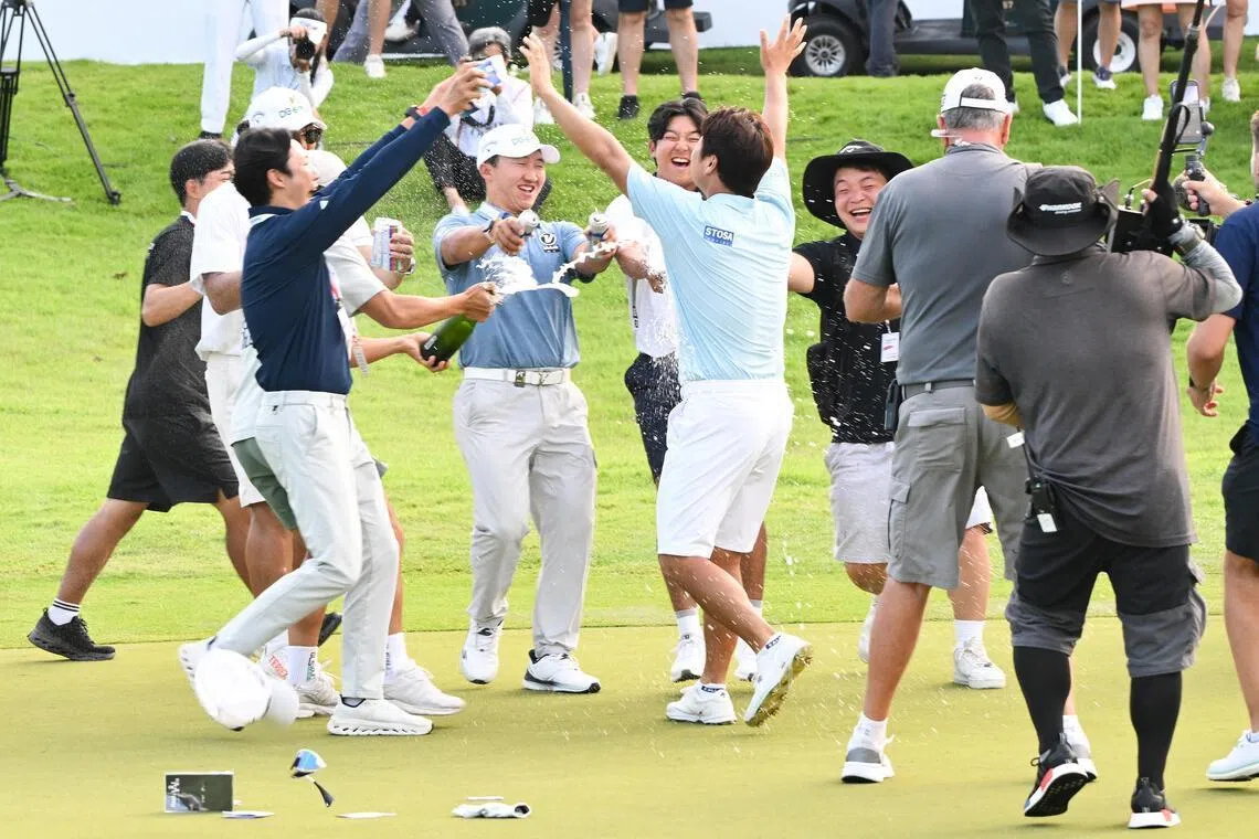 成功夺冠后，咸政宇（中，蓝衣背对者）与团队开心庆祝。（海峡时报）