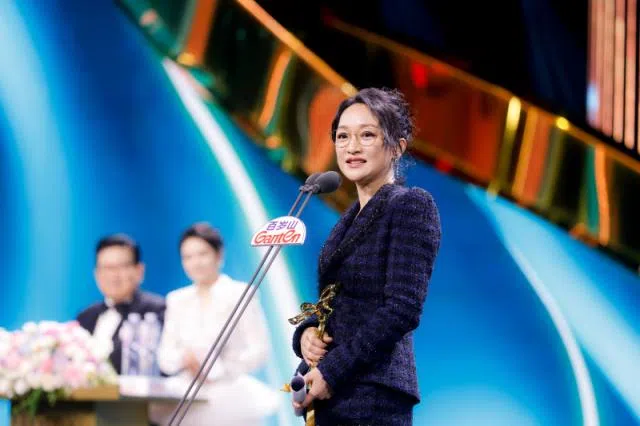 周迅以《不完美受害人》摘下视后，第二次获得白玉兰奖视后。（互联网）