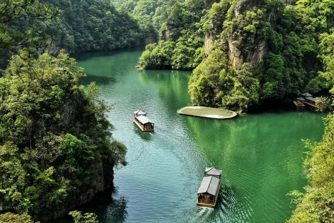 宝峰湖游船，静谧水面上映出秀丽倒影，别有洞天。（中欧航旅提供）
