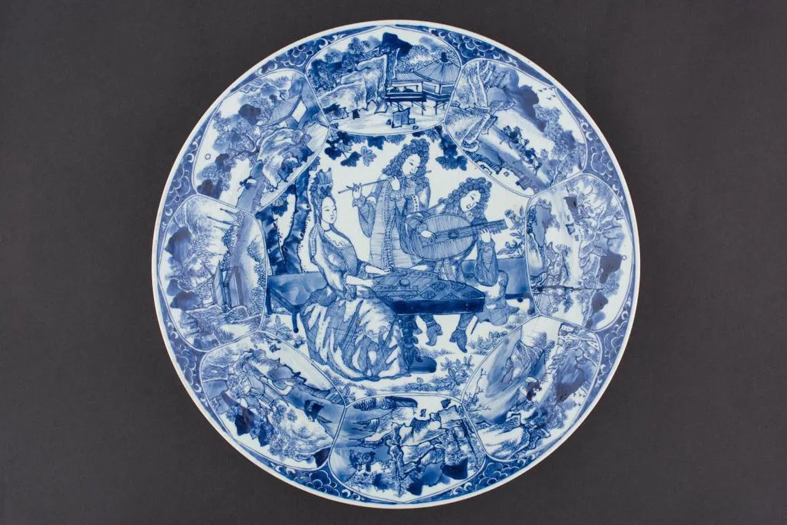 具有欧洲时尚风格的青花大盘，是清代景德镇的定制外销瓷器。（取自roots.gov.sg）