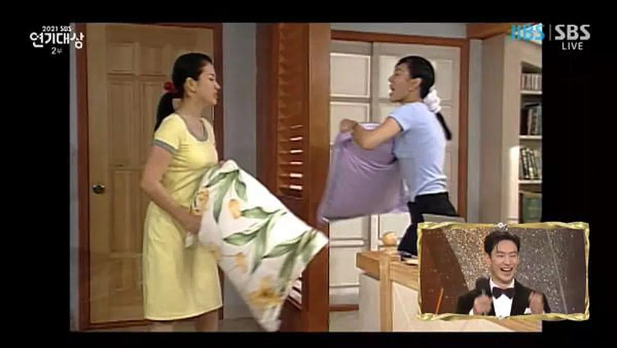 颁奖礼上公开金素妍（右）和宋慧乔在《顺风妇产科》的打架画面。（视频截图） 