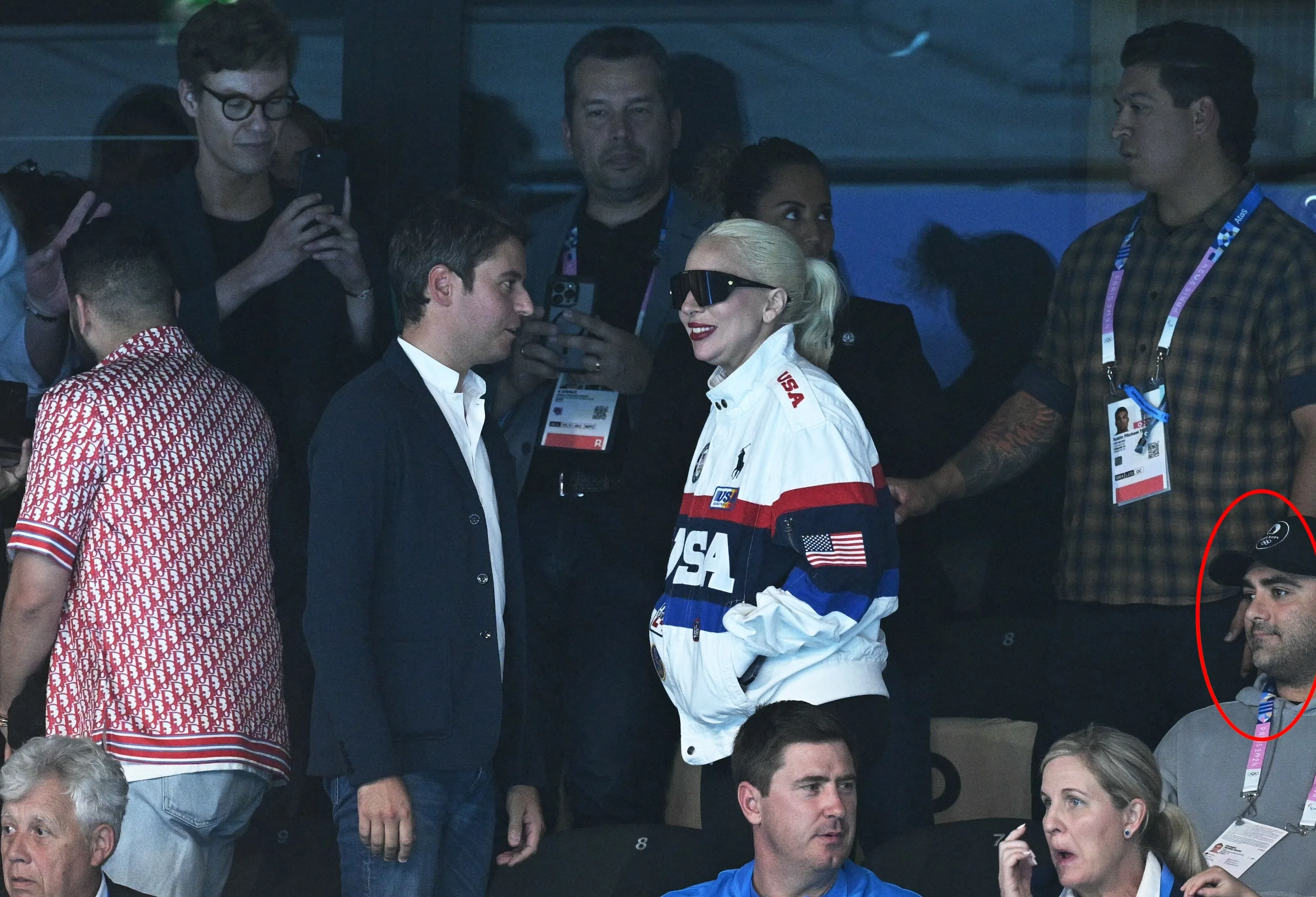 Lady Gaga（红白蓝外套墨镜者）和男友（右下角红圈者）观看巴黎奥运赛事。（法新社）