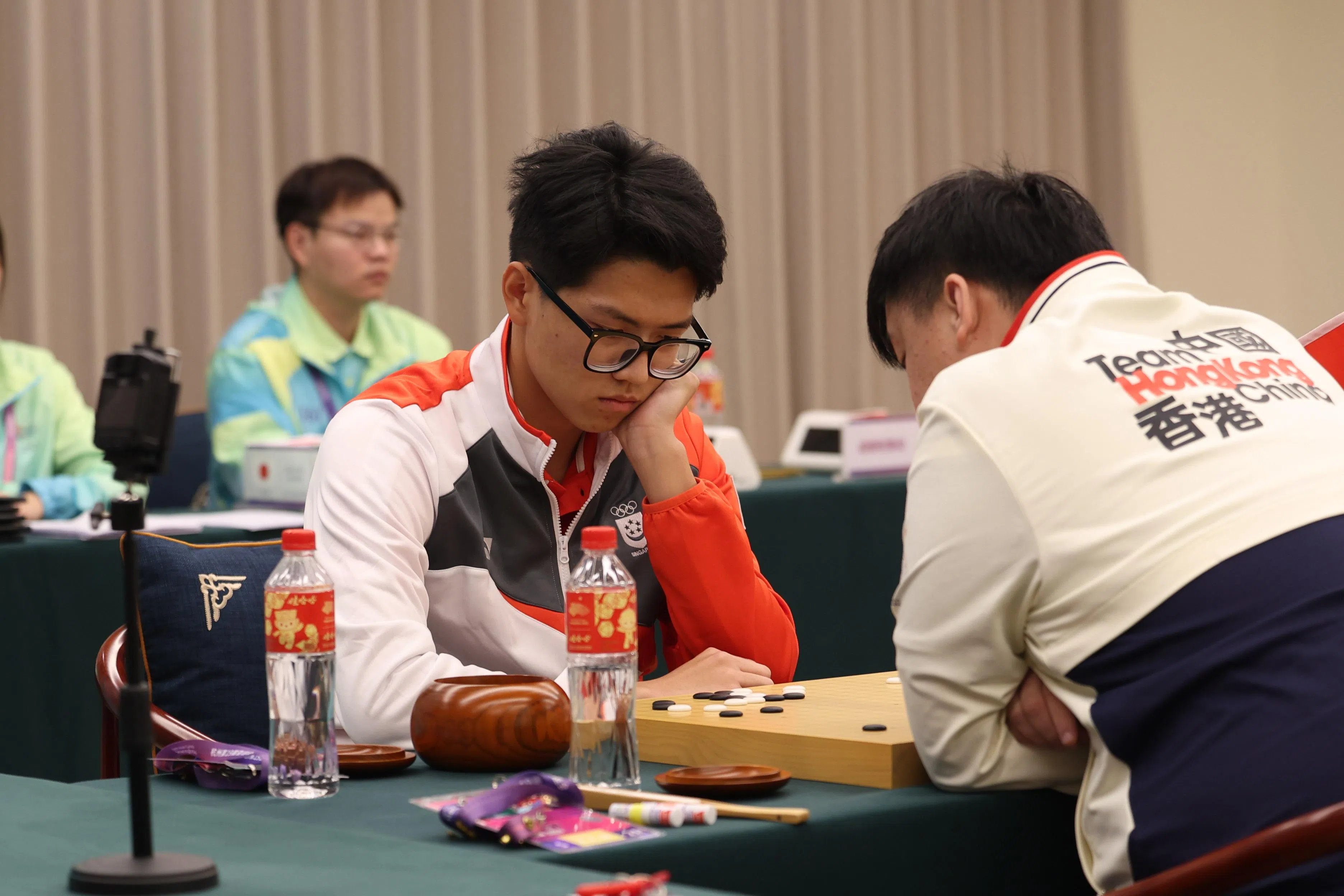 席钺（左）在比赛中认真思考。（陈渊庄摄）