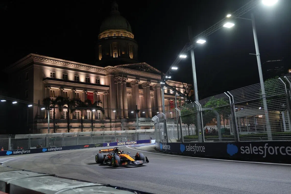 滨海湾赛道的10号弯以国家美术馆为背景，艺术和机械相得益彰。（唐家鸿摄）