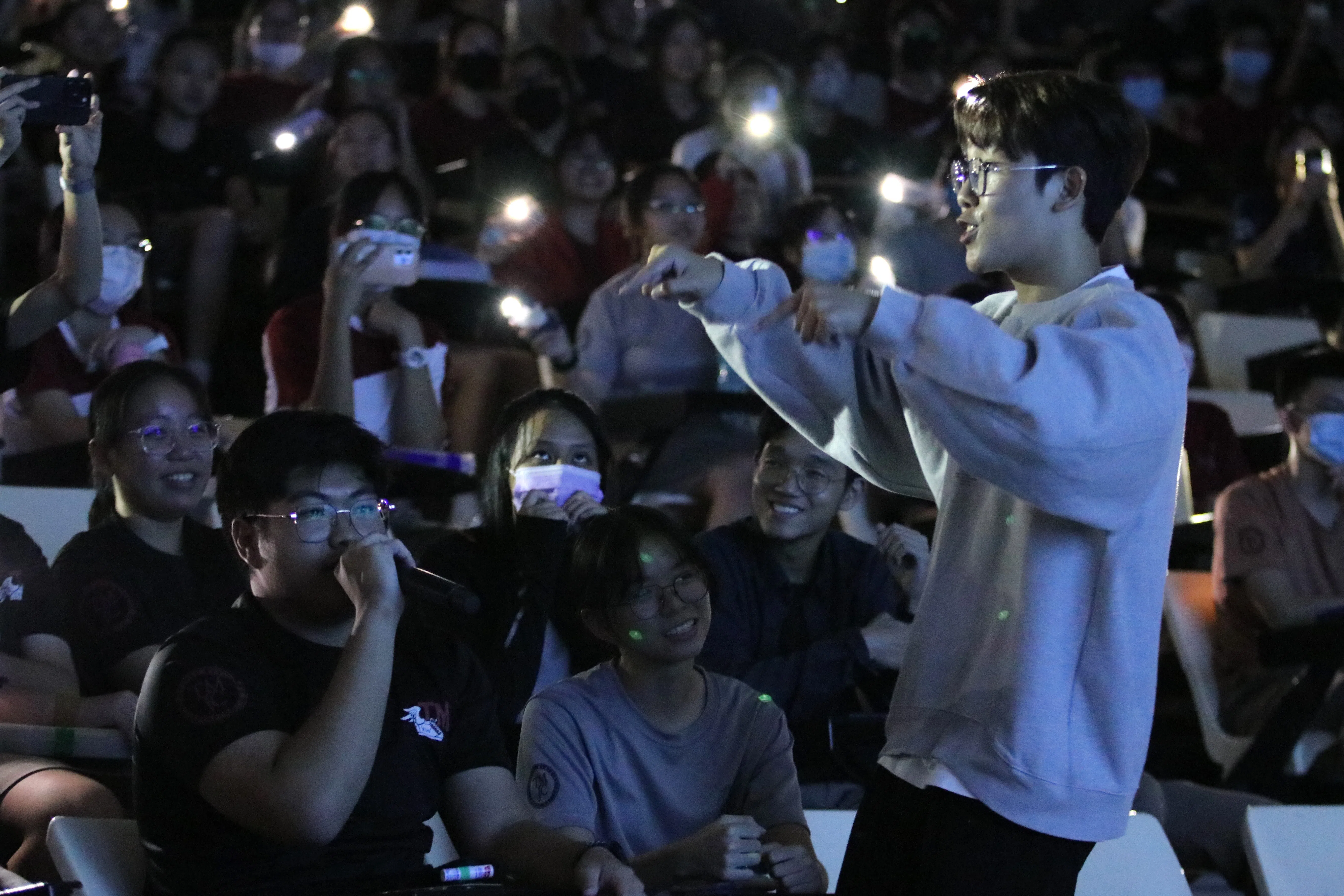 范平庚演唱自创歌曲，与台下观众热情互动。（淡滨尼美廉初级学院提供）